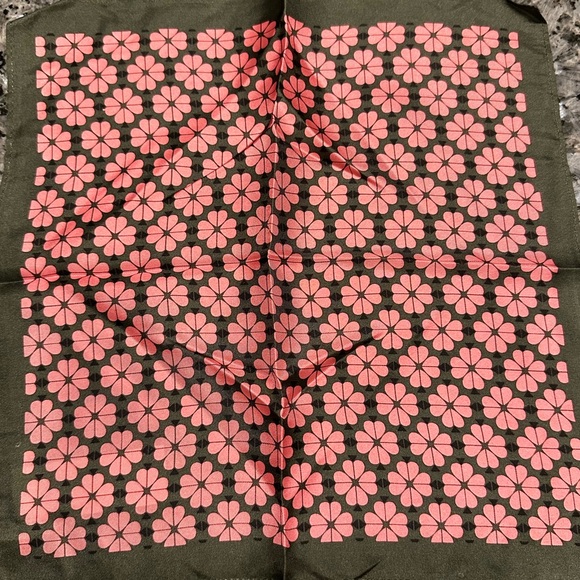 NEW Kate Spade New York 100% Silk Scarf Pink Flower Heart 11.5"x11.5" Twilly - Picture 2 of 2